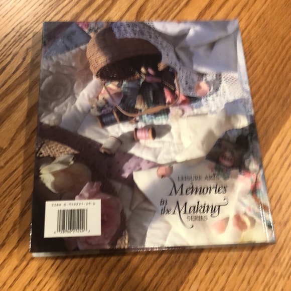 Romance of Paula Vaughan crafters book 📕 - Picture 7 of 7